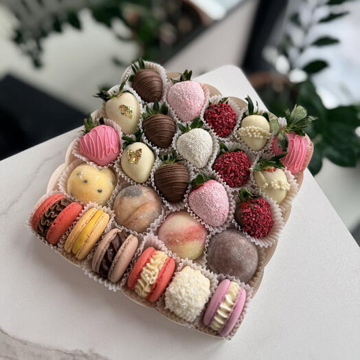Клубника в шоколаде с Моти и макаронс