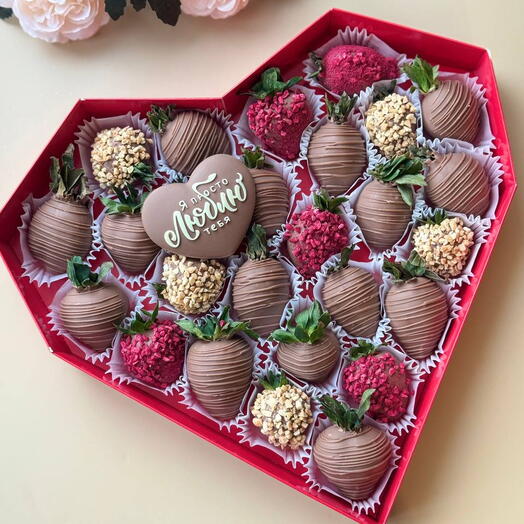 Клубника в большом сердце с признанием ♥️