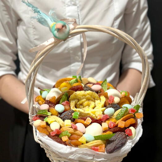 Корзина с сухофруктами и розой из вяленого ананаса
