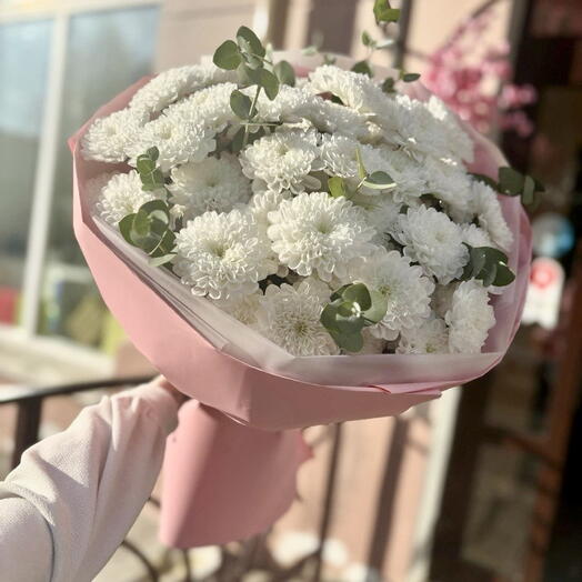 Круглый букет из хризантем сорта Алтай