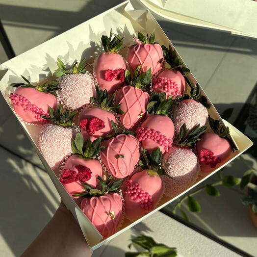 Клубника в розовом шоколаде