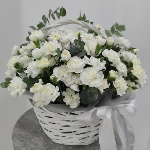 Корзина с белыми диантусами