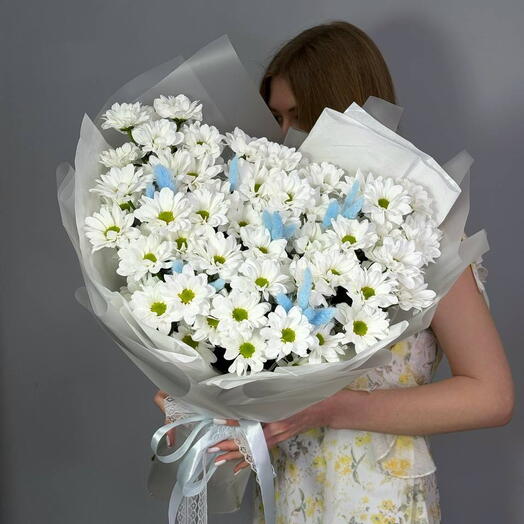 Букет из кустовых хризантем с лагурусами