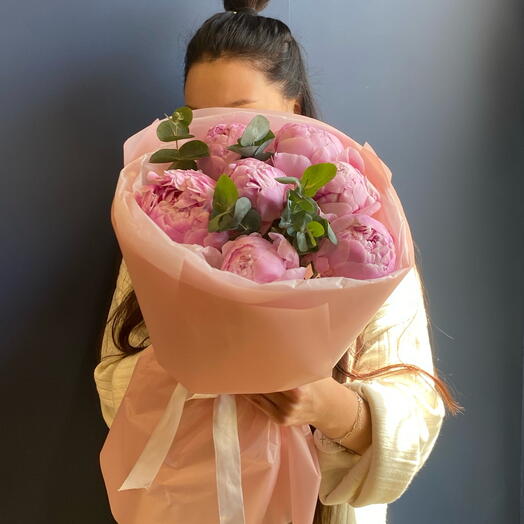 Букет из 7 розовых пионов с эвкалиптом