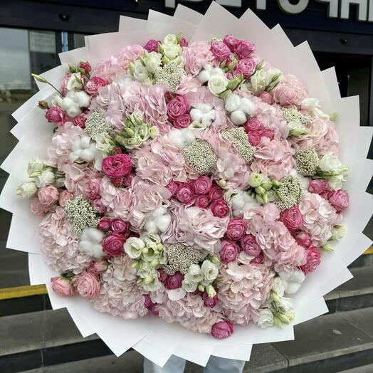 Шикарный букет с гортензией и кустовыми розами 💗