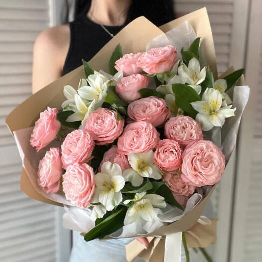Пионовидные кустовые розы и альстромерии 💛