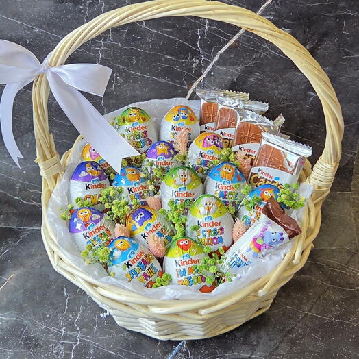 Сладкий подарок.  Корзина из киндер сюрприз 🍫 ️Подарок любимой 🩷
