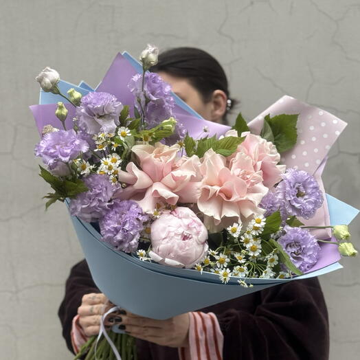 Букет ПОЛЕ ( эустома , пион , французская роза , ромашка )