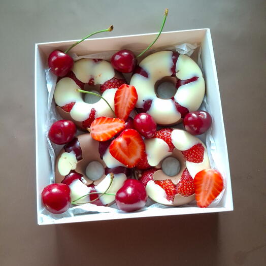 Пончики с клубникой и черешней