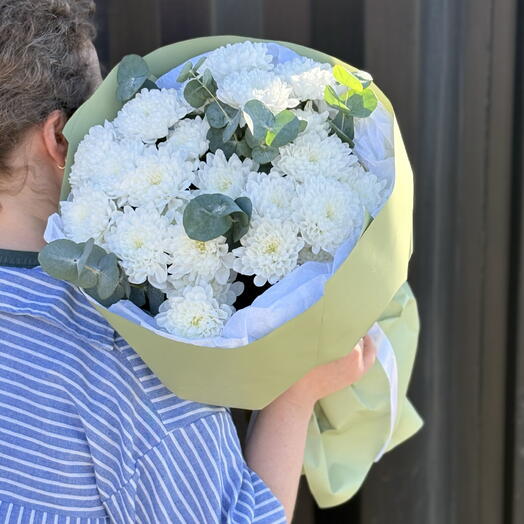 Букет из кустовых белых хризантем и эвкалипта