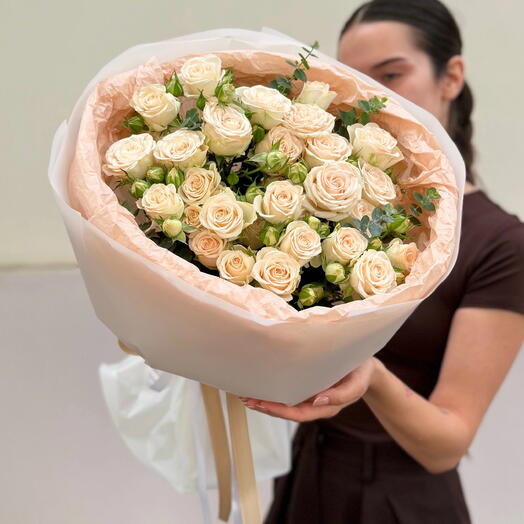 Прекрасный букет из 7 кустовых роз с добавлением эвкалипта 🌿🌸