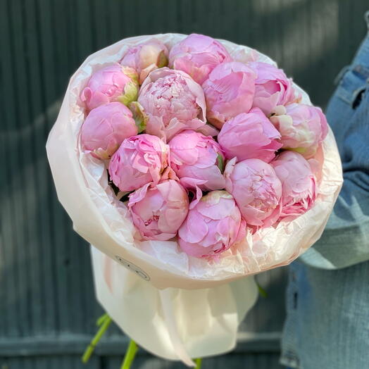 Зефирный букет из 15 нежно-розовых пионов
