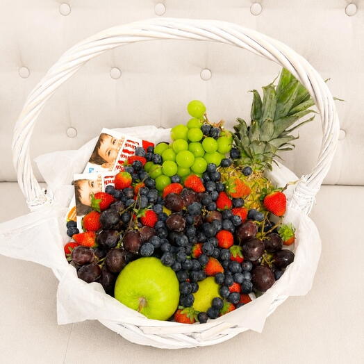 Корзинка фруктовая с ананасом и ягодами
