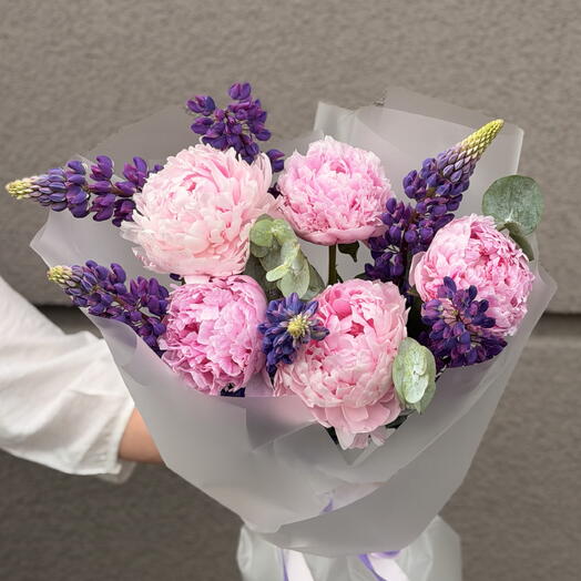 Нежный букет с пионами и люпинами🌸