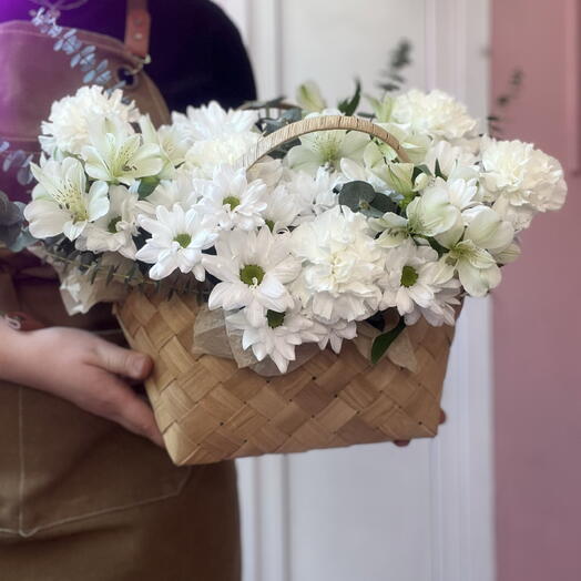 Композиция ромашковое поле с альстромерией