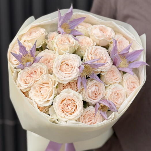Букет из кустовых роз и клематисов🤍💜