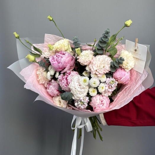 Букет с пионами, хризантемами, маттиолой и эустомой 🌸