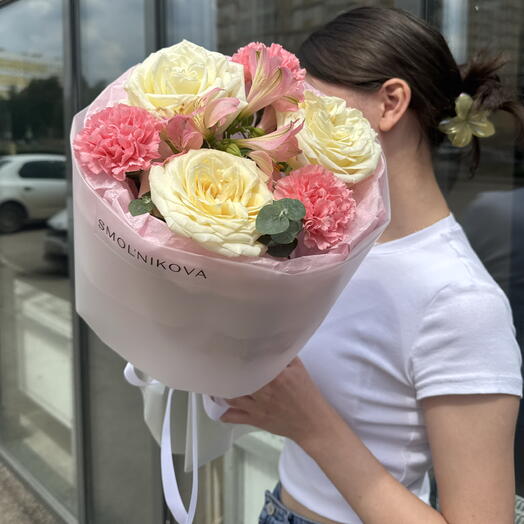 Нежный букет из роз и альстромерий💗