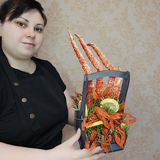 Мини ящик с раками и клешнёй камчатского краба