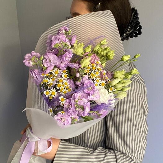 Черничный💜 Букет-конверт из маттиолы, эустомы, матрикарии🤍