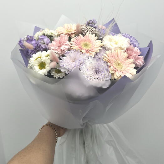 Букет из лавандовой хризантемы и диантуса