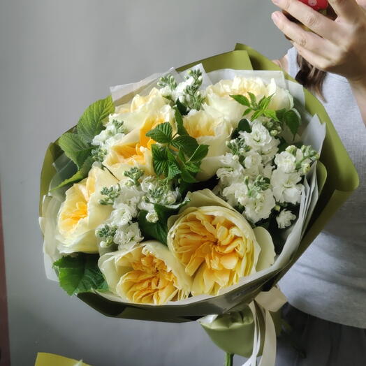 Авторский букет с пионовидными сливочными розами и ароматной маттиолой 💛