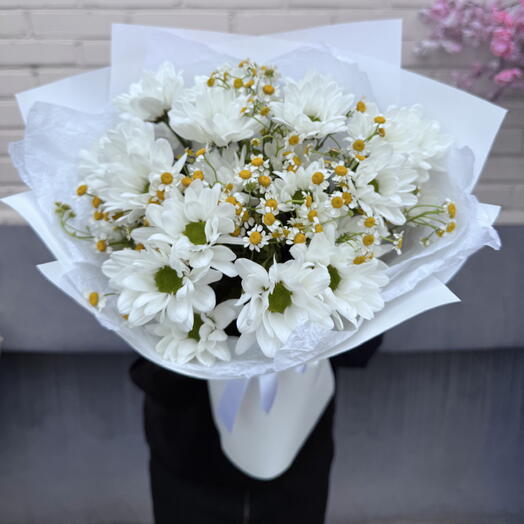 Букет из кустовых ромашек и танацетума