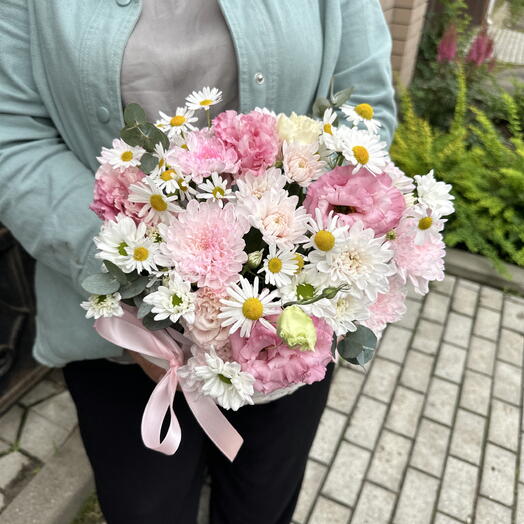 Корзина из кустовых хризантем , ромашек и эустом