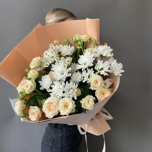 Авторский букет из кустовых роз и ромашки «Персиковый закат»💖
