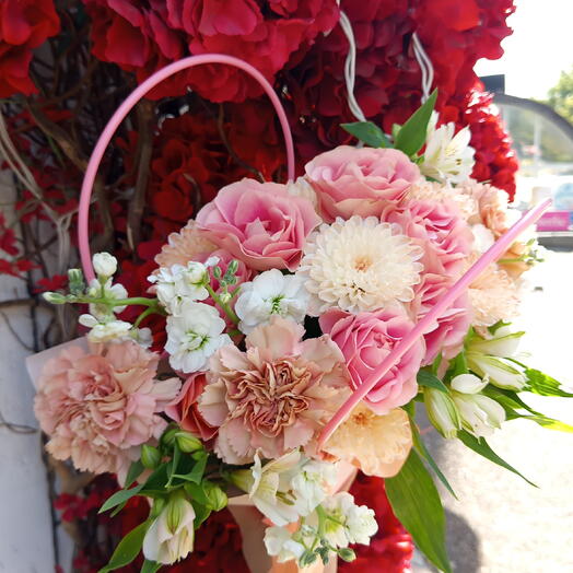 Нежная композиция с розами и диантусами 🩷🌸🌱