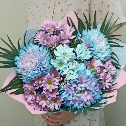 Букет из крупных голубых розовых хризантем и кустовых хризантем с зеленью (2)