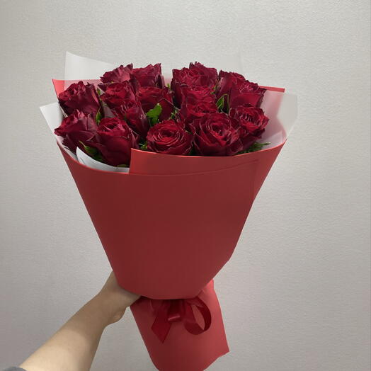Букет алых роз