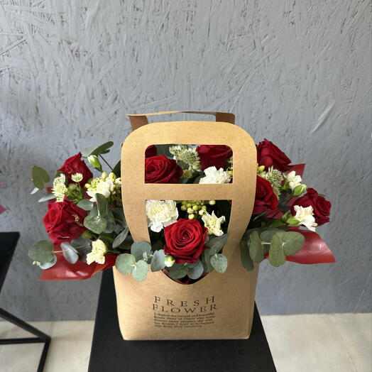 Коробка с красными розами