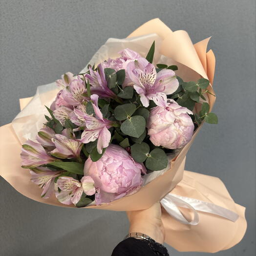 Микс пионов с альстрой