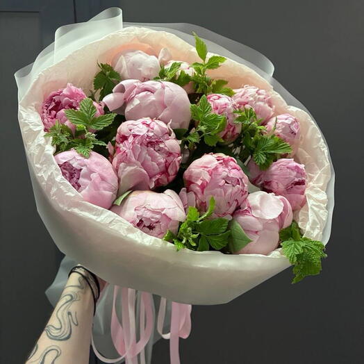 Букетик из 13 пионов с малиновой веточкой 🥰💚🩷