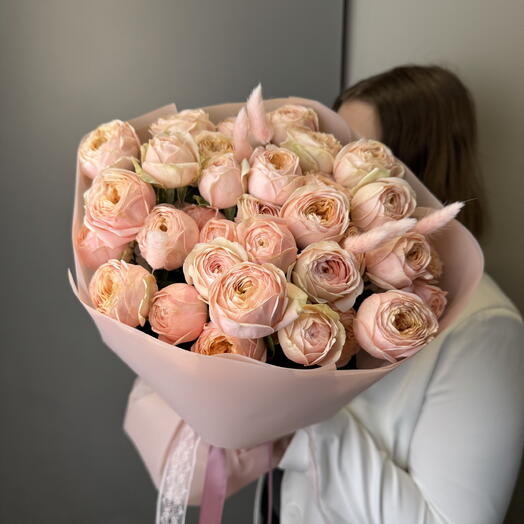 Нежный букет из 9 кустовых пионовидных роз (леди элла)
