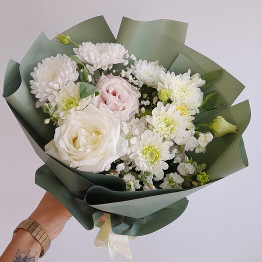 Композиция из цветов/роза/хризантема кустовая/эустома/матиола/гипсофила/цветывуфе