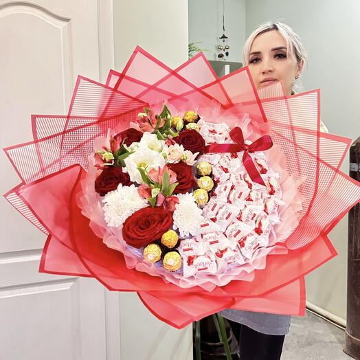 Шикарный большой букет 
С конфетами и живыми цветами 💐💐💐