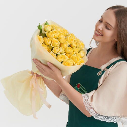 Классический букет из 19 кустовых роз Еллоу Баблз «Солнечный день»