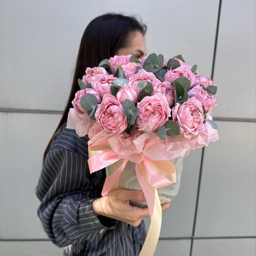 Композиция из кустовых пион роз Джульеттав шляпной Коробке🌸🎀