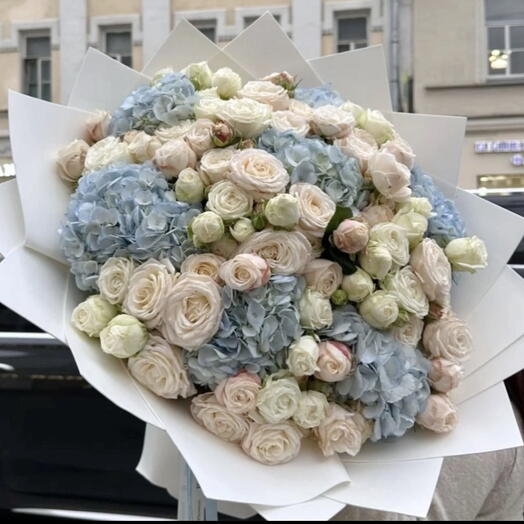 Голубая гортензия и нежная кустовая Роза💕