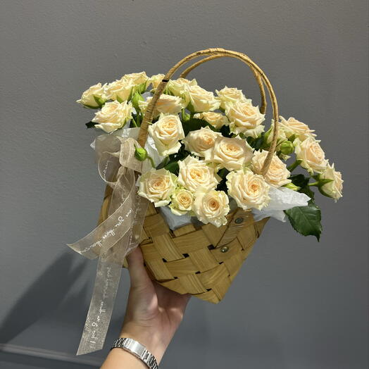 Корзина с кустовыми розами