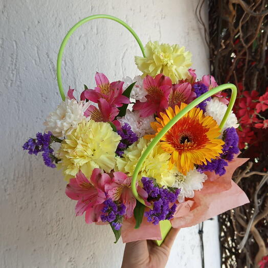 Яркая композиция с диантусами и герберой 💐🧺