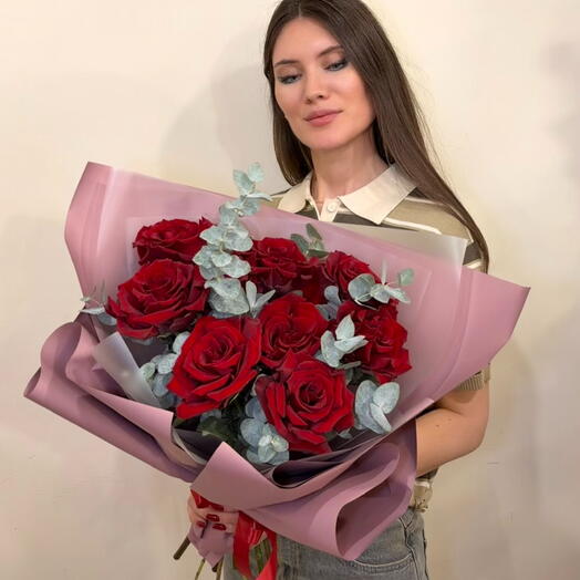 Букет из красной французской розы с эвкалиптом