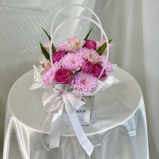 Яркая композиция в сумочке с ручками🌺