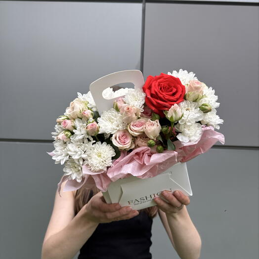 « Весна в сумочке🌺🍀» из кустовых хризантем ,кустовых роз и Нина🌸🎀