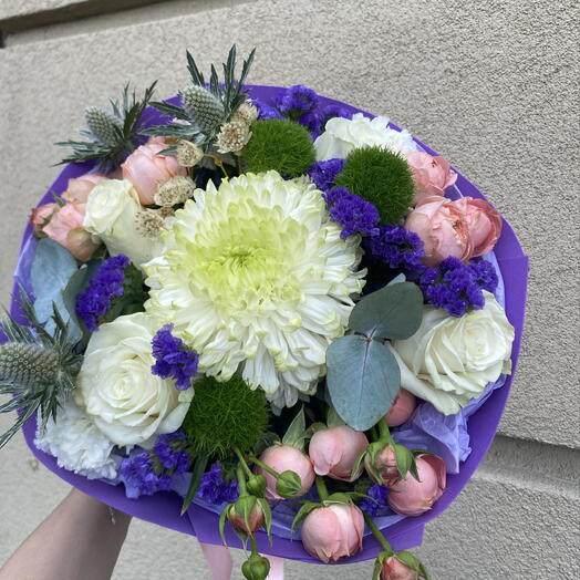 Букет с хризантемой магнум , 3 кустовыми розами , 4 розами Мондиаль , эрингиумом , гвоздикой , статицей и астранцией