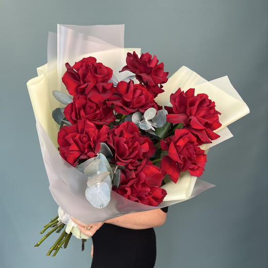 Букет с красными офранцуженными розами 11шт 🌹 с эвкалиптом ️‍🔥