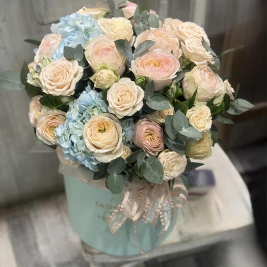 Коробка из цветов , гортензий, кустовых роз с эвкалиптом