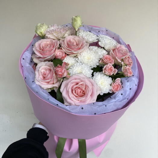 Букет с кустовой хризантемой , розовыми розами , махровой эустомой и кустовыми пионовидными розами
